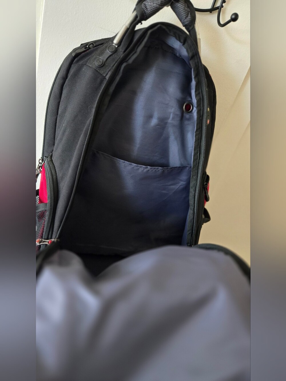 SwissGear Black & Red Men's Backpack - Durable Travel & Laptop Bag - Picture 10 of 13